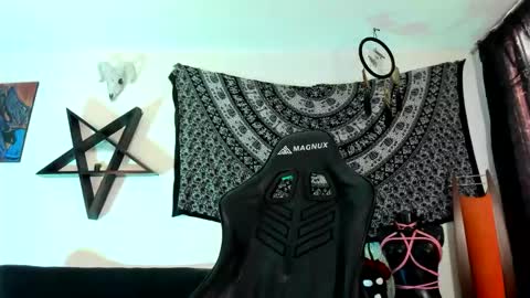 Snapshot of ink_u_buzz chatting on 11/07/25, 03:45 Dani online show from 11/07/25, 03:45