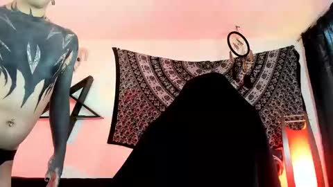 Snapshot of ink_u_buzz chatting on 11/16/25, 04:56 Dani online show from 11/16/25, 04:56