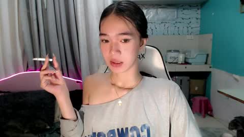 Snapshot of innocent_reign69 chatting on 04/19/26, 05:23 Reign online show from 04/19/26, 05:23