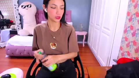 Snapshot of iris_stone_ chatting on 02/22/25, 11:35 Iris online show from 02/22/25, 11:35