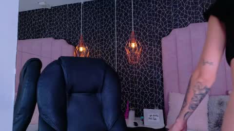 Iris  online show from 04/05/26, 02:03