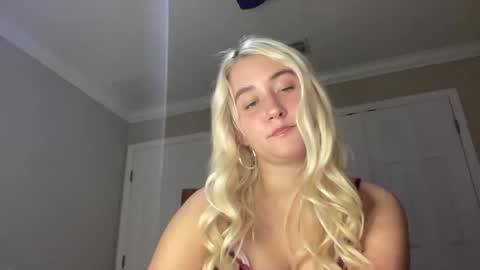 Snapshot of irispink1 chatting on 12/14/25, 11:31 Irispink1 online show from 12/14/25, 11:31