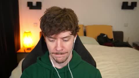 Sam online show from 10/05/25, 06:17