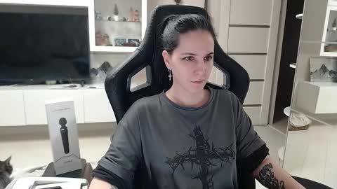 Irwi Tomboy online show from 12/19/24, 08:44