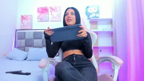 Snapshot of isa7_ chatting on 05/23/26, 01:48 Isabella online show from 05/23/26, 01:48
