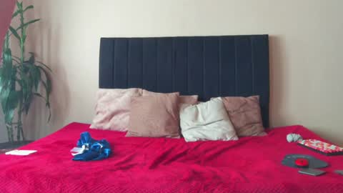 Isa and Natasha online show from 02/04/25, 02:43