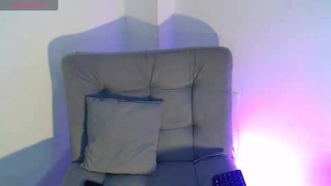 Isabella Hall online show from 12/20/25, 03:02