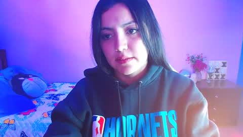 Snapshot of isa_jones1 chatting on 10/14/25, 03:40 isa_jones1 online show from 10/14/25, 03:40