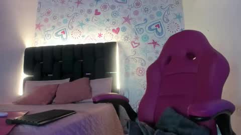 isa_rivas online show from 12/05/25, 12:03