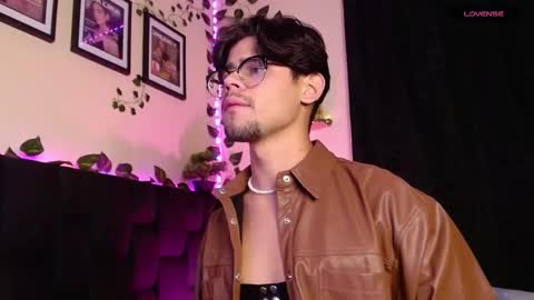 Snapshot of isaac_saenz chatting on 02/14/25, 10:14 Isaac Saenz. online show from 02/14/25, 10:14