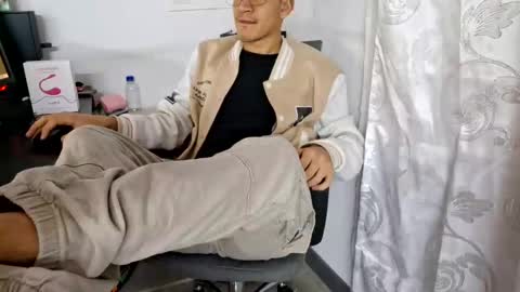 Snapshot of isaac_winter_ chatting on 10/16/25, 02:45 Isaac online show from 10/16/25, 02:45