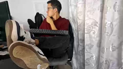 Snapshot of isaac_winter_ chatting on 10/31/25, 04:24 Isaac online show from 10/31/25, 04:24