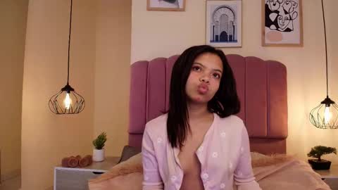 isabelgh_ online show from 11/11/25, 03:28