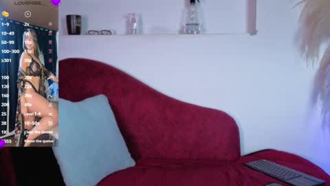 Snapshot of isabella_lt chatting on 05/15/26, 10:44 online show from 05/15/26, 10:44