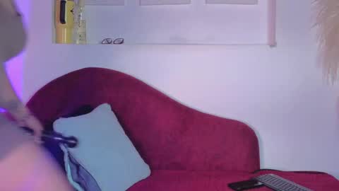 Snapshot of isabella_lt chatting on 06/01/26, 10:28 online show from 06/01/26, 10:28