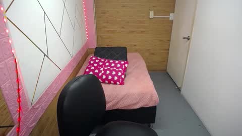 isabella_roseee online show from 10/15/25, 08:42