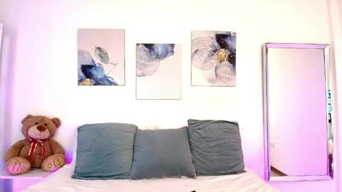 Isabella  online show from 04/10/26, 01:27