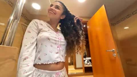 Snapshot of isabellakoffs chatting on 12/19/25, 05:42 Isabella.. back again online show from 12/19/25, 05:42