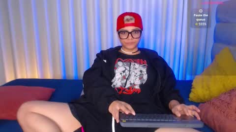 Isabella Mout  online show from 12/04/25, 10:29