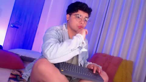 Isabella Mout  online show from 02/10/26, 01:15