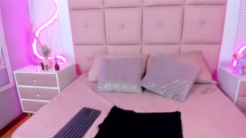 Snapshot of isabellapedraza chatting on 05/14/26, 12:23 Isabel online show from 05/14/26, 12:23