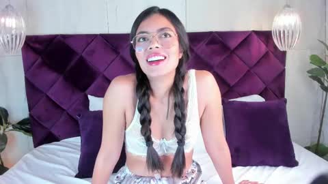 Snapshot of isabellax21 chatting on 09/17/25, 04:36 Isa online show from 09/17/25, 04:36