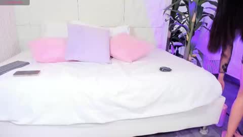 Snapshot of isabellax21 chatting on 10/12/25, 04:22 Isa online show from 10/12/25, 04:22