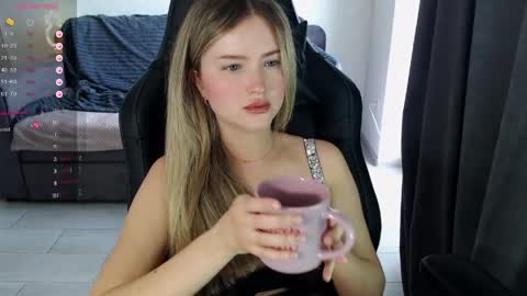 Snapshot of isabelswan chatting on 05/25/26, 02:45 isabelswan online show from 05/25/26, 02:45