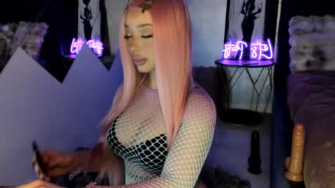 Snapshot of isably chatting on 12/04/25, 12:58 Isa online show from 12/04/25, 12:58