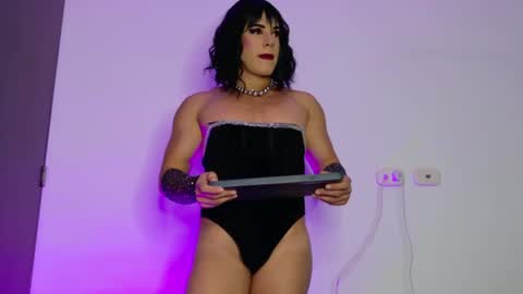 Isabella Hilton online show from 09/30/25, 08:58