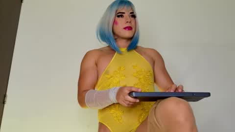 Isabella Hilton online show from 11/06/25, 09:05