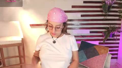 Snapshot of isamoon_ chatting on 07/18/26, 12:42 Isa online show from 07/18/26, 12:42