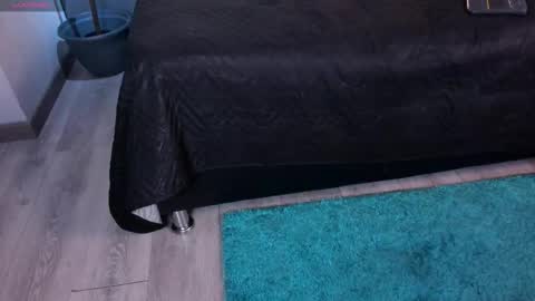 Snapshot of isasanders chatting on 10/14/25, 08:09 I S A S AN D E R S online show from 10/14/25, 08:09