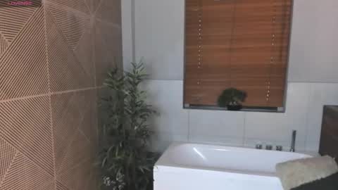 Snapshot of isasanders chatting on 10/19/25, 07:47 I S A S AN D E R S online show from 10/19/25, 07:47