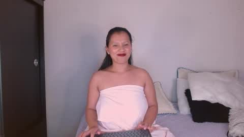 Snapshot of isis_cb17 chatting on 01/06/25, 10:37 Isis online show from 01/06/25, 10:37