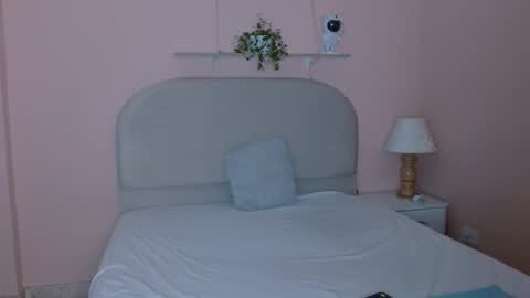 Snapshot of isis_cb17 chatting on 11/13/25, 09:08 Isis online show from 11/13/25, 09:08