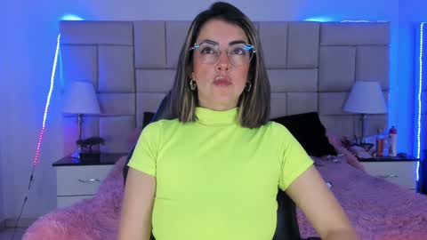 Snapshot of isis_loveyes_ chatting on 12/01/24, 05:57 Pauli online show from 12/01/24, 05:57