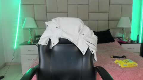 Snapshot of isis_loveyes_ chatting on 12/16/24, 07:21 Pauli online show from 12/16/24, 07:21