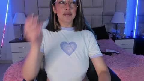 Snapshot of isis_loveyes_ chatting on 12/17/24, 09:16 Pauli online show from 12/17/24, 09:16