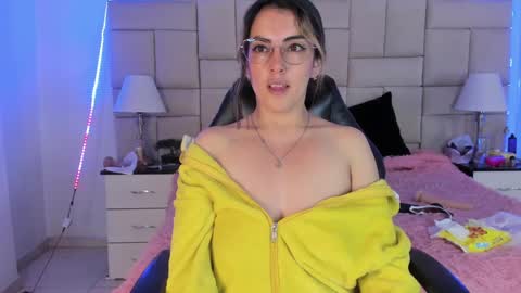 Snapshot of isis_loveyes_ chatting on 12/21/24, 06:19 Pauli online show from 12/21/24, 06:19