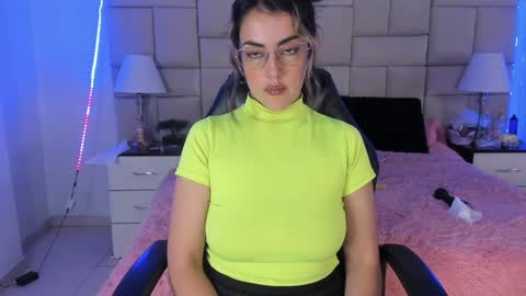 Snapshot of isis_loveyes_ chatting on 12/24/24, 12:00 Pauli online show from 12/24/24, 12:00