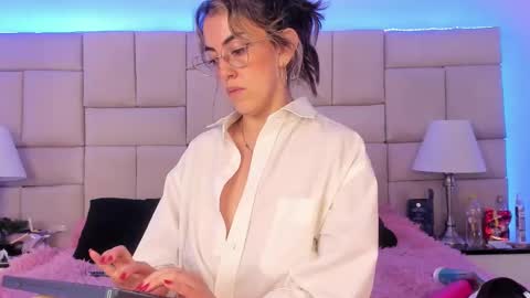 Snapshot of isis_loveyes_ chatting on 03/02/25, 01:26 Pauli online show from 03/02/25, 01:26