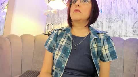 Isis online show from 11/25/25, 10:43