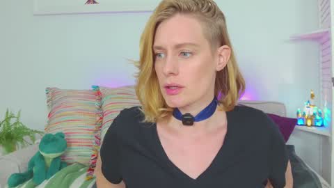 Snapshot of island_peach chatting on 09/18/25, 02:52 Lou Peaches online show from 09/18/25, 02:52