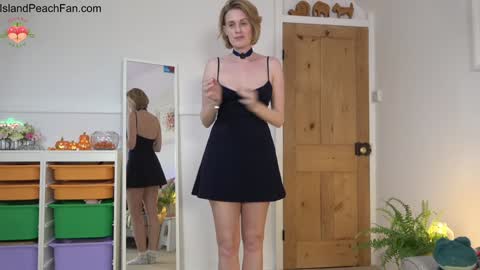 Snapshot of island_peach chatting on 10/10/25, 07:13 Lou Peaches online show from 10/10/25, 07:13