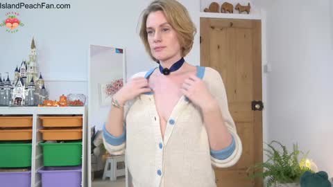 Snapshot of island_peach chatting on 10/12/25, 01:10 Lou Peaches online show from 10/12/25, 01:10