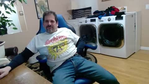 Snapshot of islandguy70 chatting on 01/08/25, 10:16 Jim online show from 01/08/25, 10:16