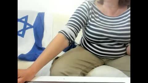 Snapshot of israelymilf chatting on 04/13/26, 07:36 Marta online show from 04/13/26, 07:36