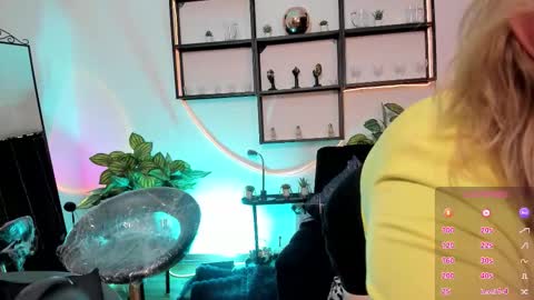 Issabel online show from 12/01/25, 12:43