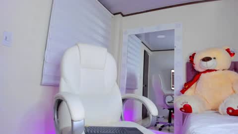 Isa  online show from 02/05/25, 08:43